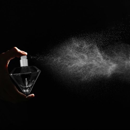 SZERELEM SZEME – HÁZASSÁGKÖZVETÍTŐ FEKETE GYÉMÁNT FEROMON PARFÜM VONZZA 30 ML